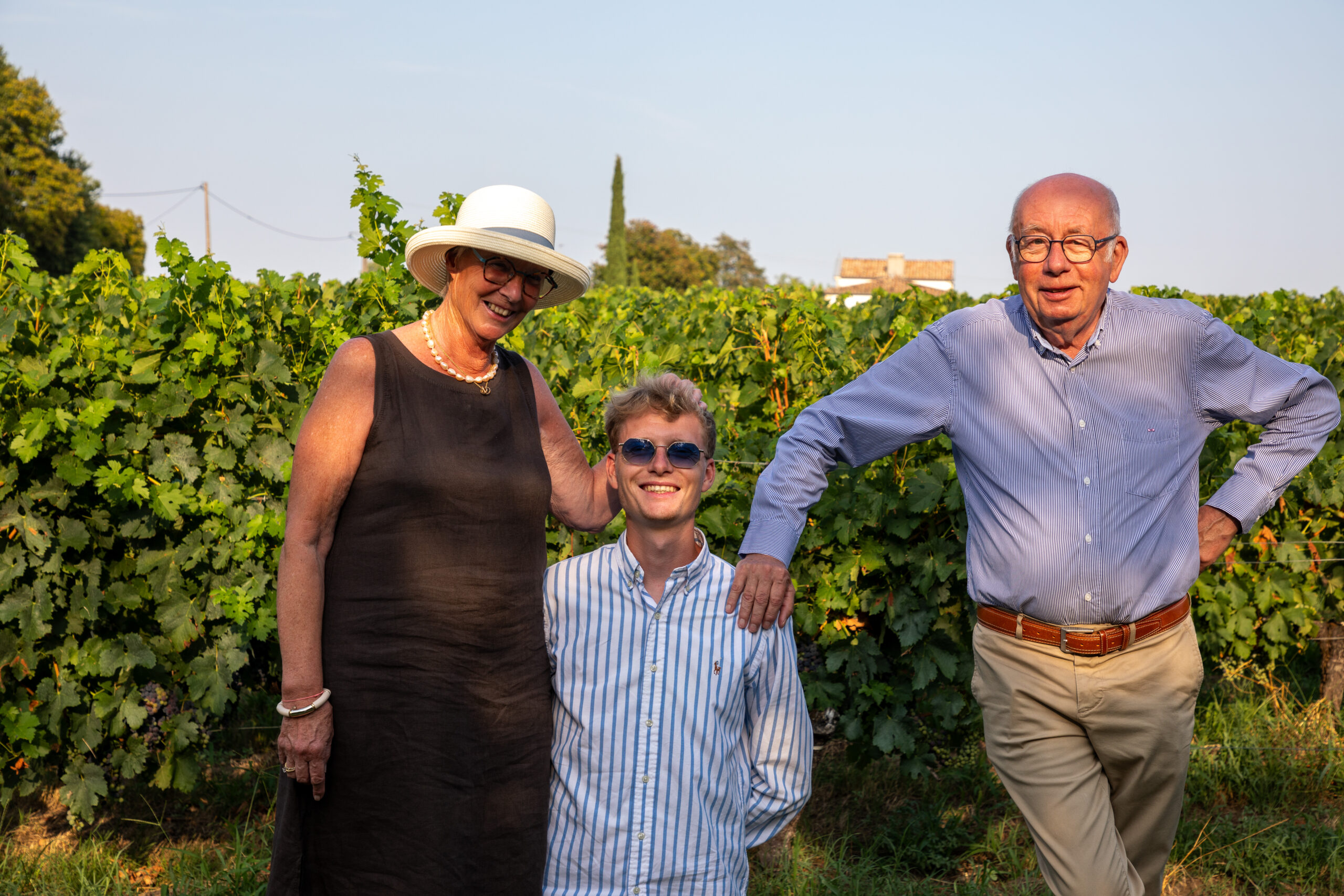 Thomas Goudaillez avec ses parents, Dominique et François, dans les vignes du Château Riou de Thaillas à Saint-Émilion